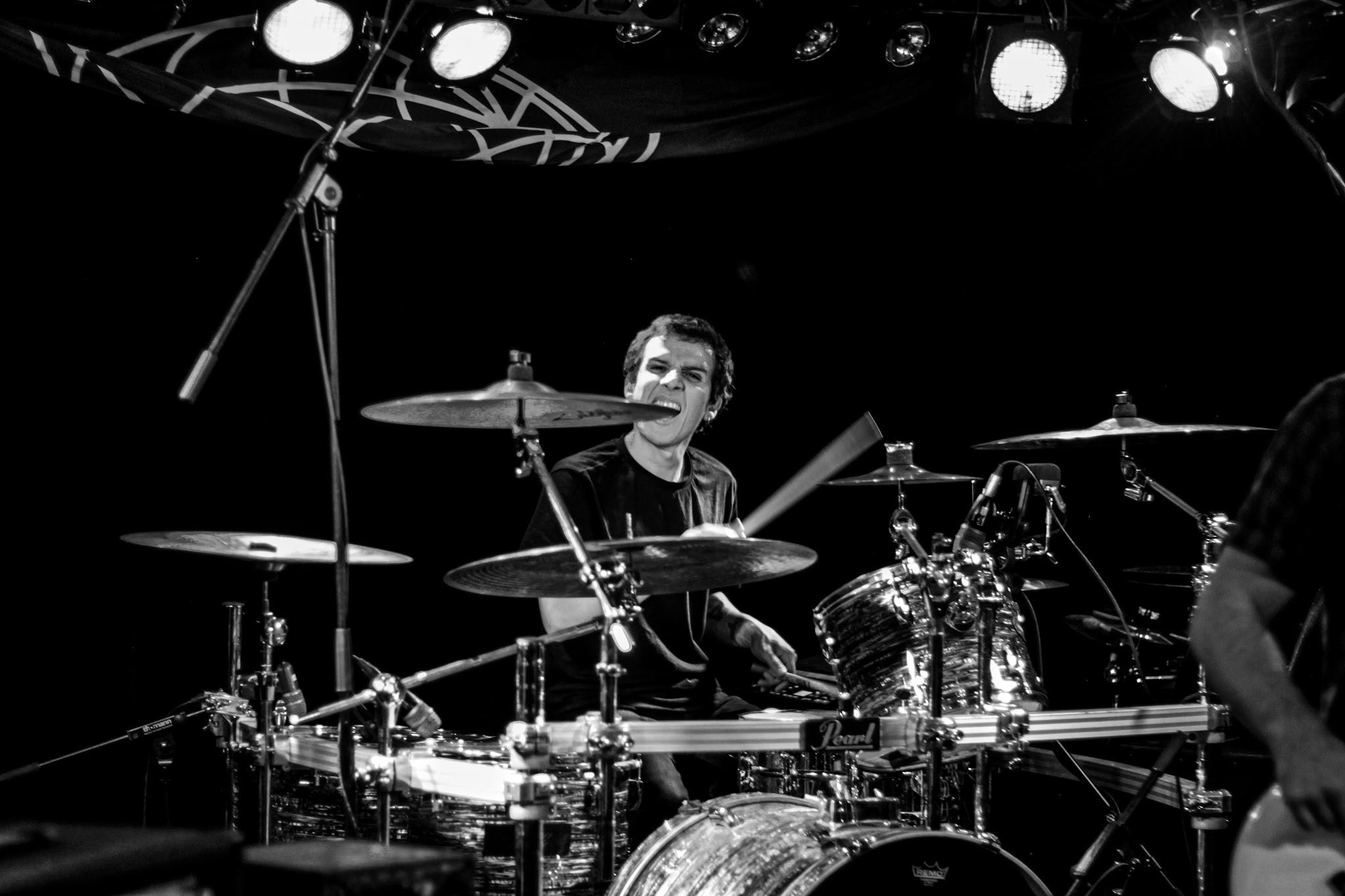 About Us Bild 4, Mann am Schlagzeug