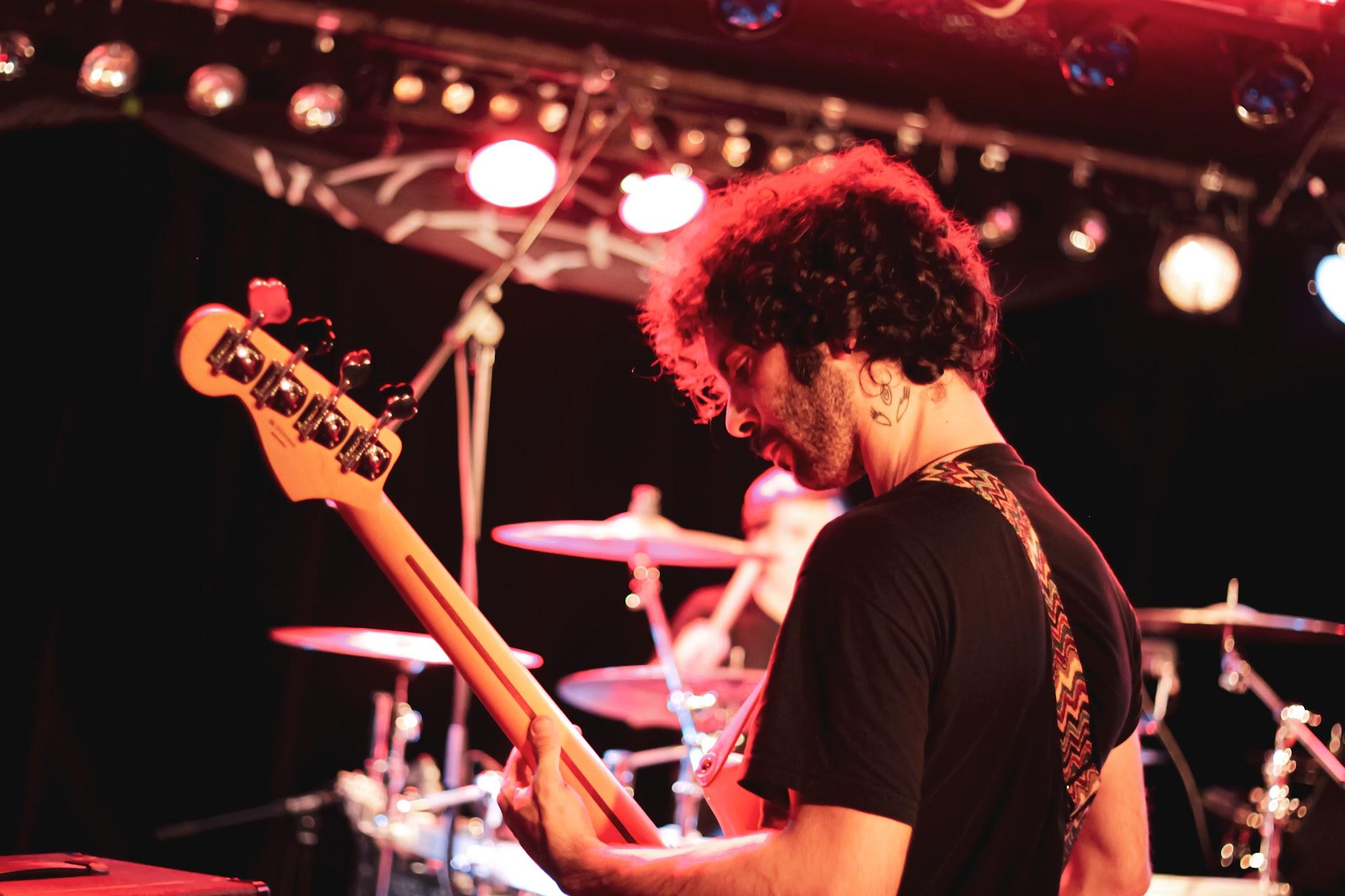 About Us Bild 12, Mann mit Gitarre