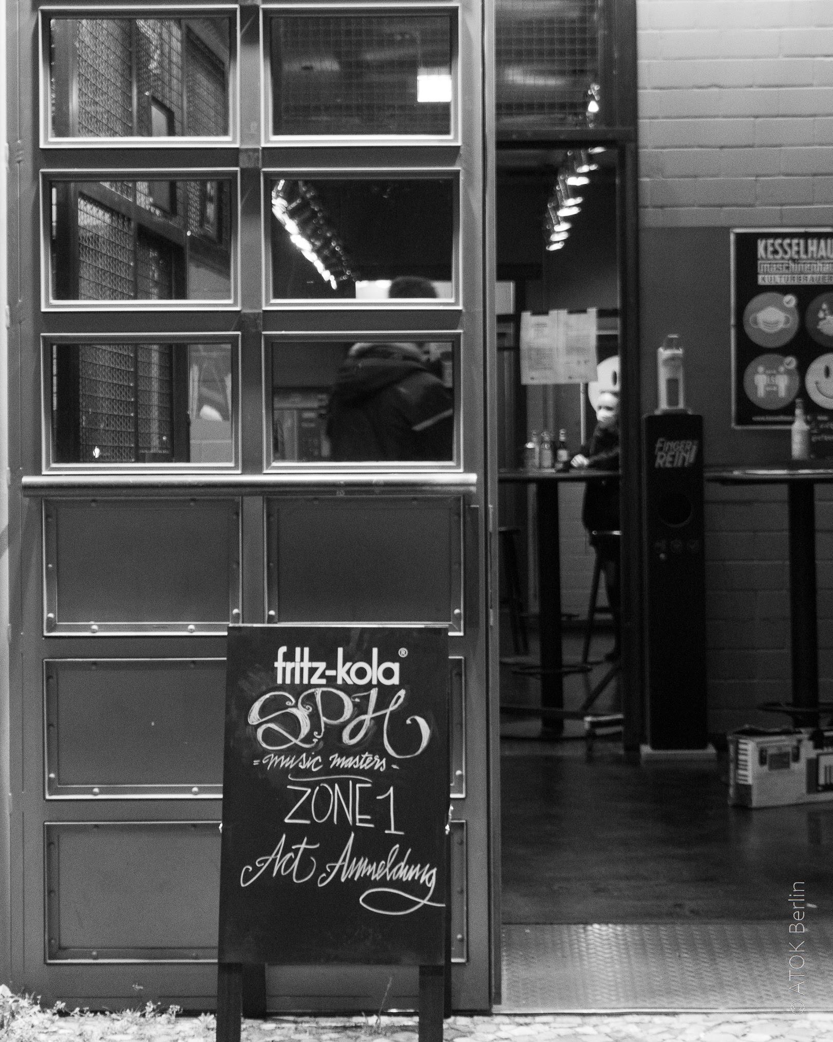 About Us Bild 15, Eingang eines Clubs