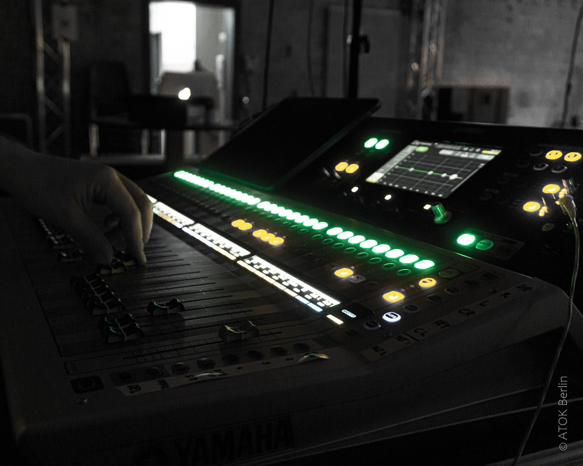 About Us Bild 16, Mischpult