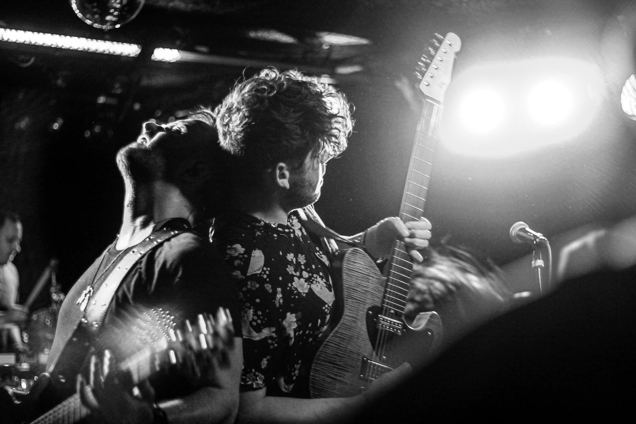 About Us Bild 4, Mann mit Gitarre