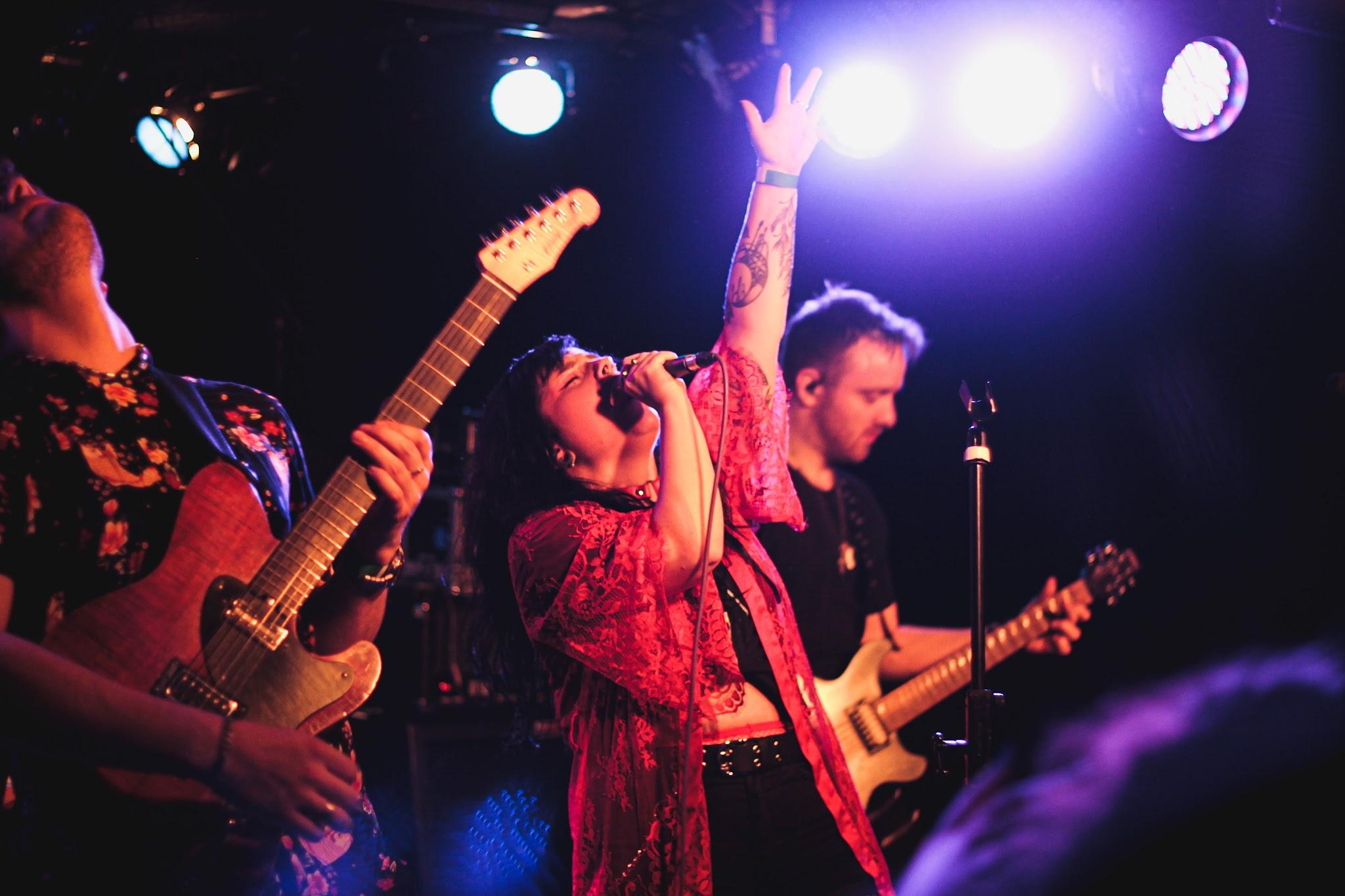 About Us Bild 1, Band auf der Bühne