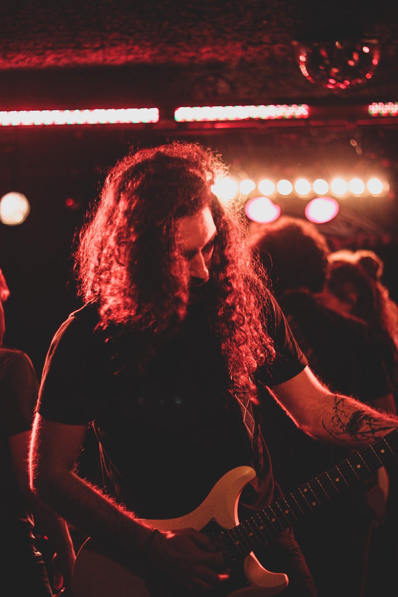 About Us Bild 4, Mann mit Gitarre