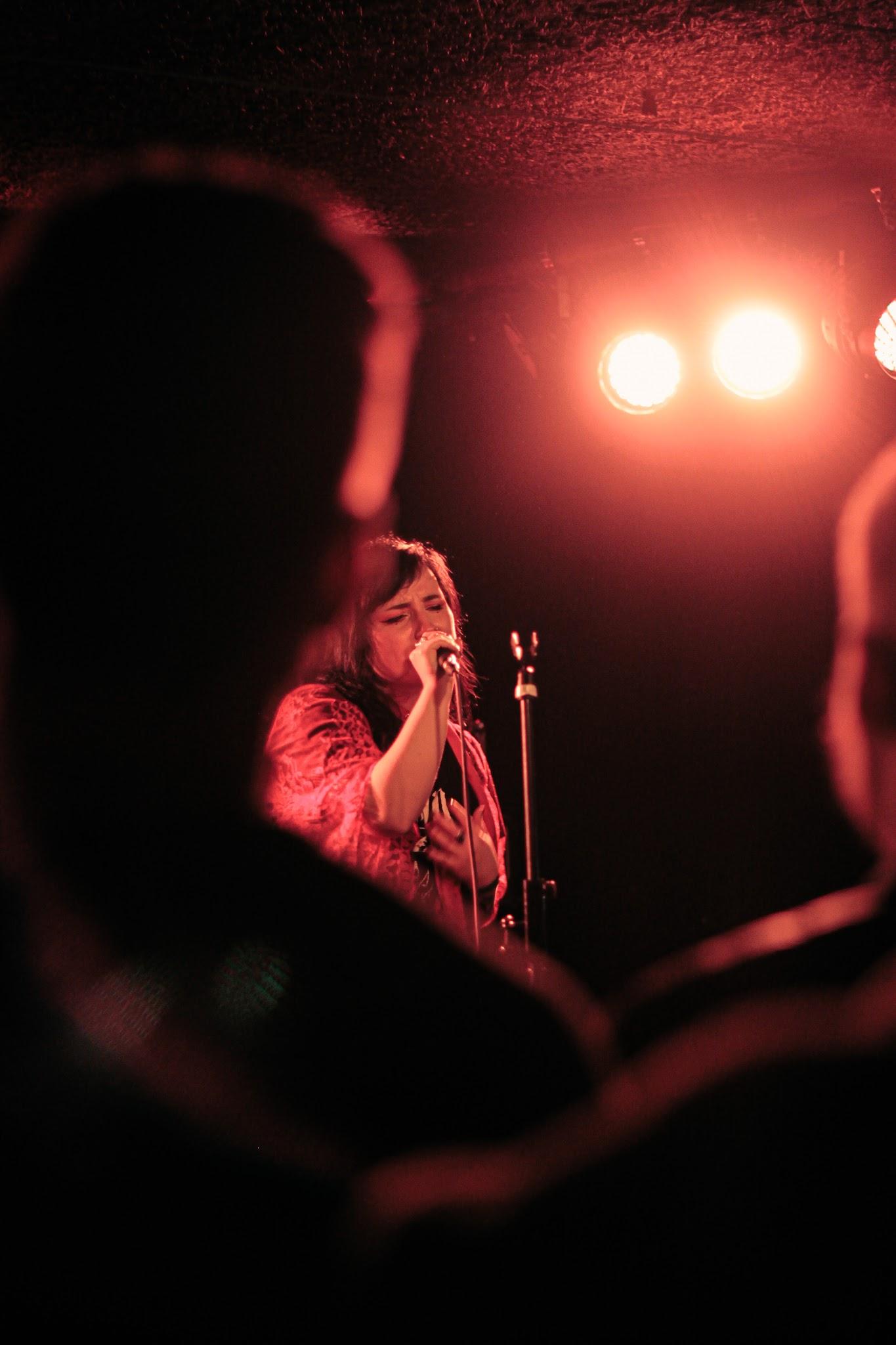 5., About Us, Frau mit Mikrofon