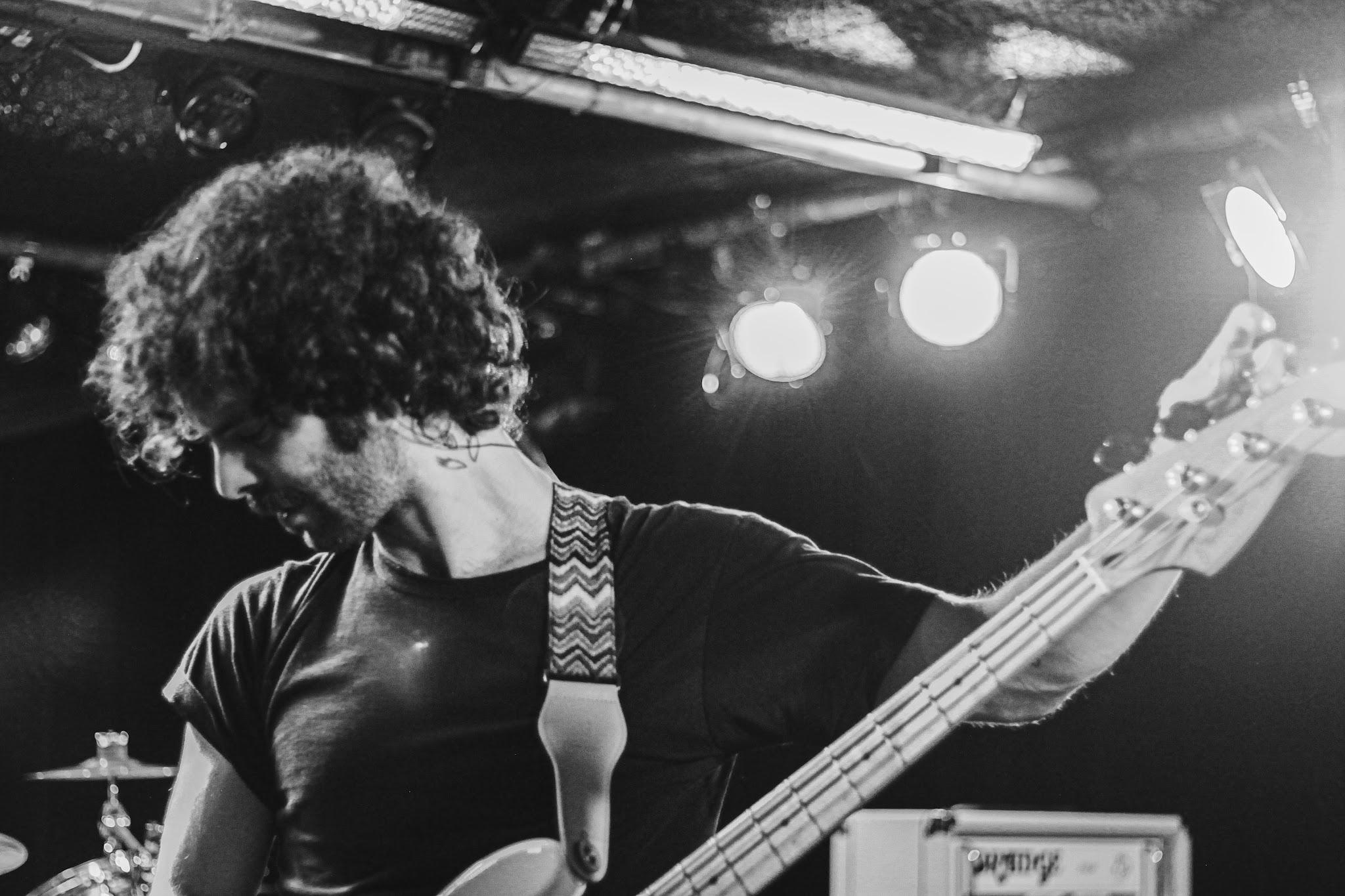 About Us Bild 8, Mann mit Bass