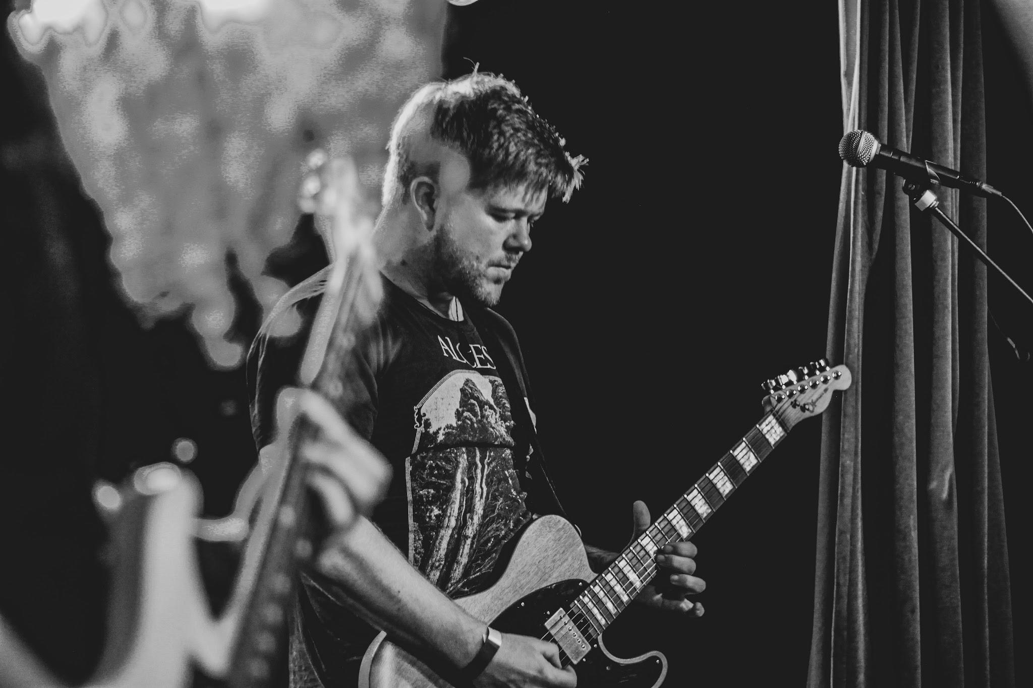 About Us Bild 9, Mann mit Gitarre